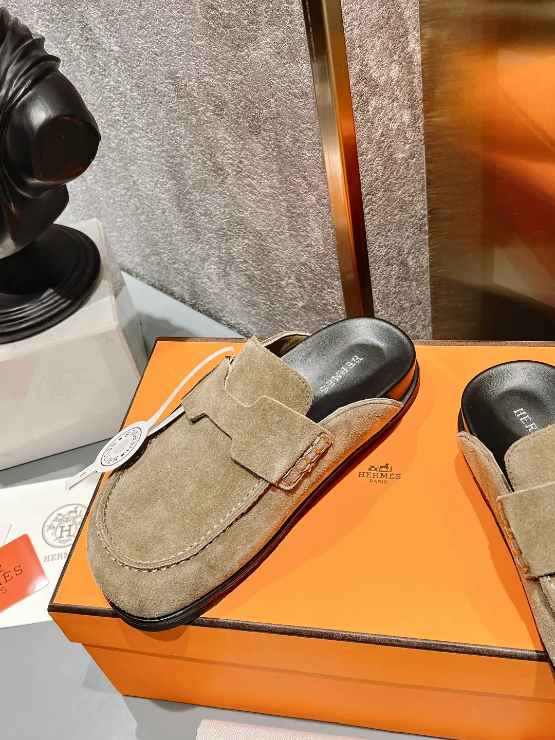 [H Family Hermès] P: 520💰 Size: Male 39-44 (45 customized) Female 35-40 (41 customized) HERMES Hermès' latest couple's cute Birkenstock slippers. Summer really needs versatile slippers. They look good no matter how you match them. They have a casual and high-end feel. The comfort is also great. They are paired with a variety of colorful socks. They are trendy. Hermès 2023 new half slippers are high quality. ●Upper: imported cow suede ●Inner lining: imported sheepskin ●Foot pads: imported mixed sheepskin ●Outsole: Tpu non-slip and wear-resistant outsole